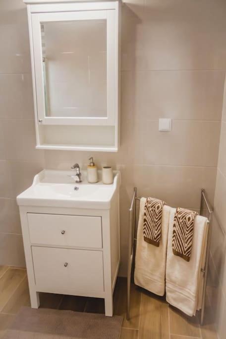 Lovely & Bright Renovated Apt. W/ Balcony In Лагос Екстериор снимка
