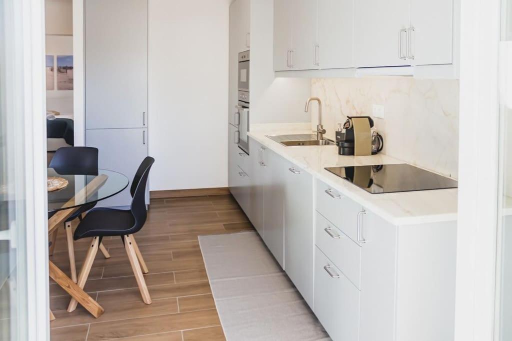 Lovely & Bright Renovated Apt. W/ Balcony In Лагос Екстериор снимка